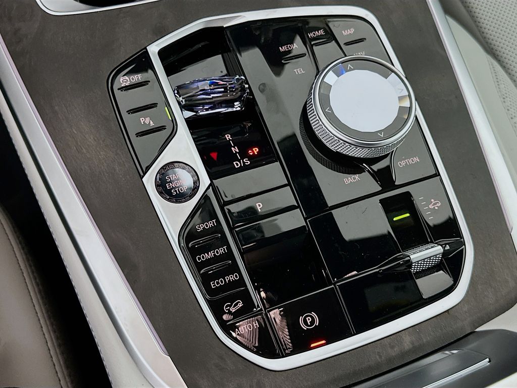 Thumbnail: 2026 BMW X7 - 15