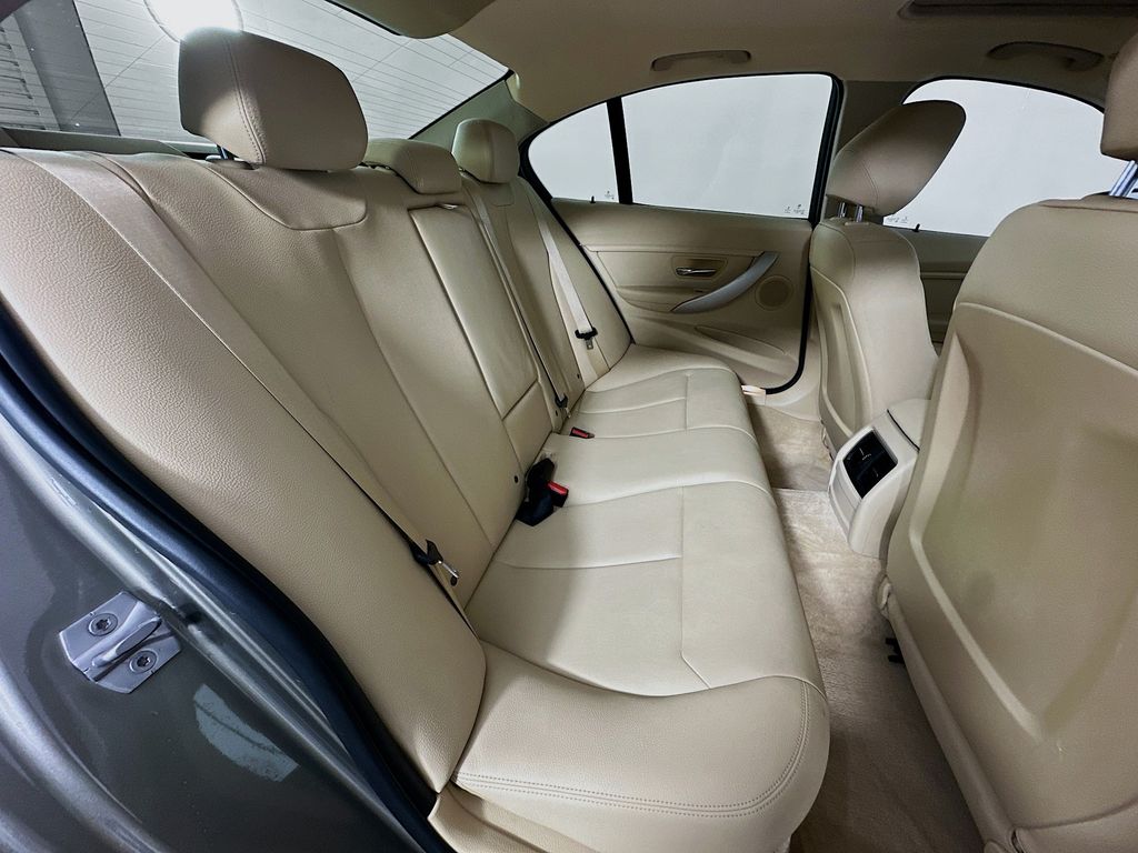 Thumbnail: 2016 BMW 3 Series - 27