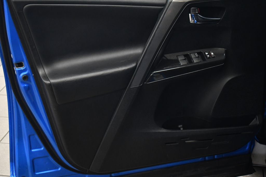 Thumbnail: 2018 Toyota RAV4 - 14