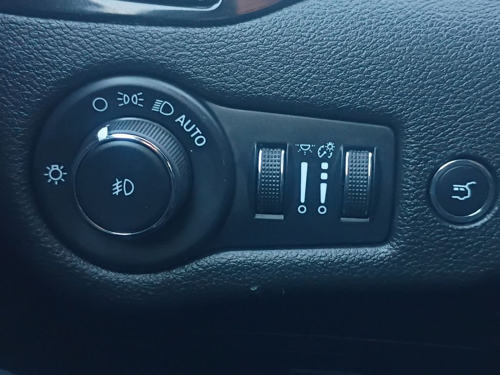 Used Car 2023 Jeep Cherokee  Altitude For Sale Under $25,000 In Austin, Texas