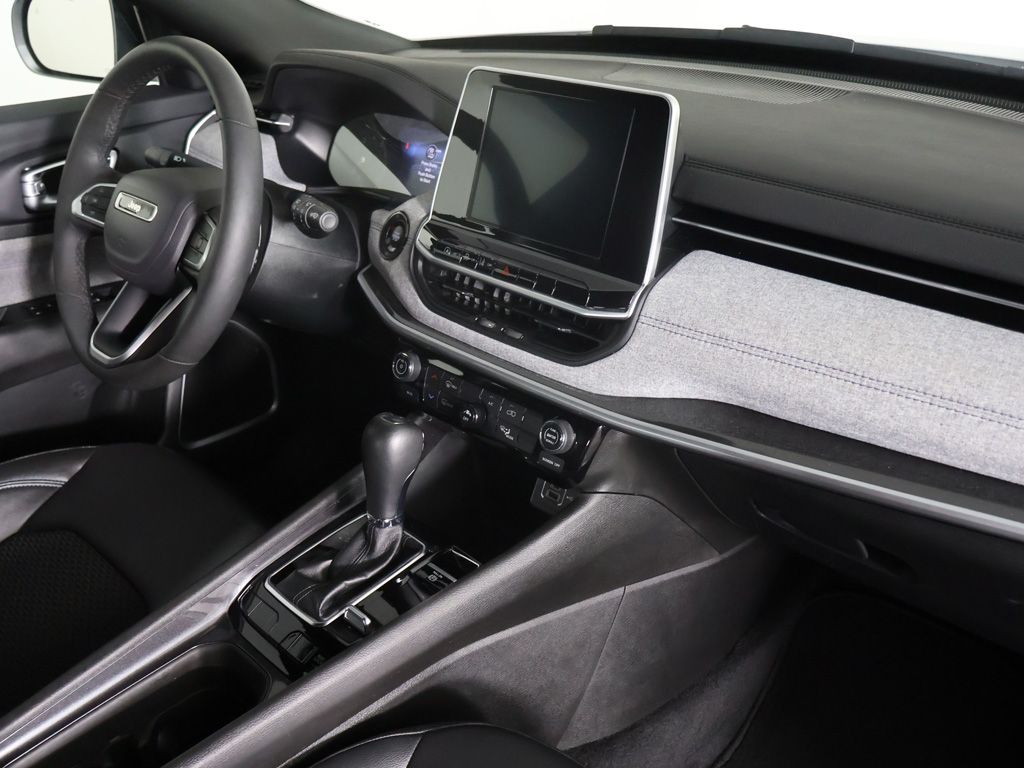 Used 2025 White Jeep Latitude image 27