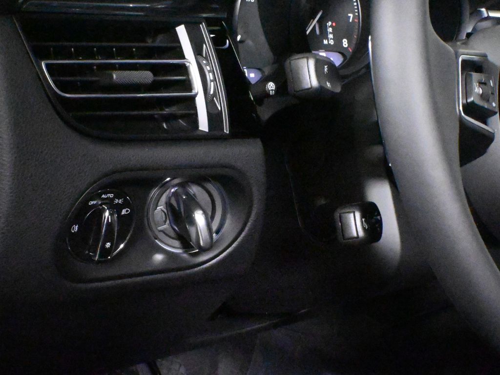 Thumbnail: 2025 Porsche Macan - 31