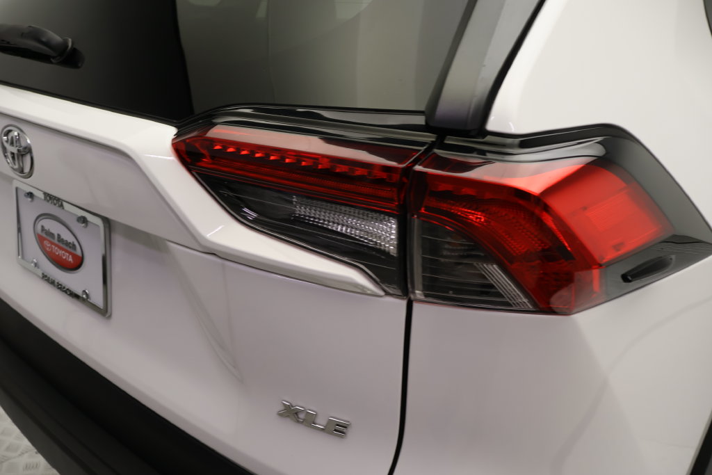 Thumbnail: 2020 Toyota RAV4 - 9