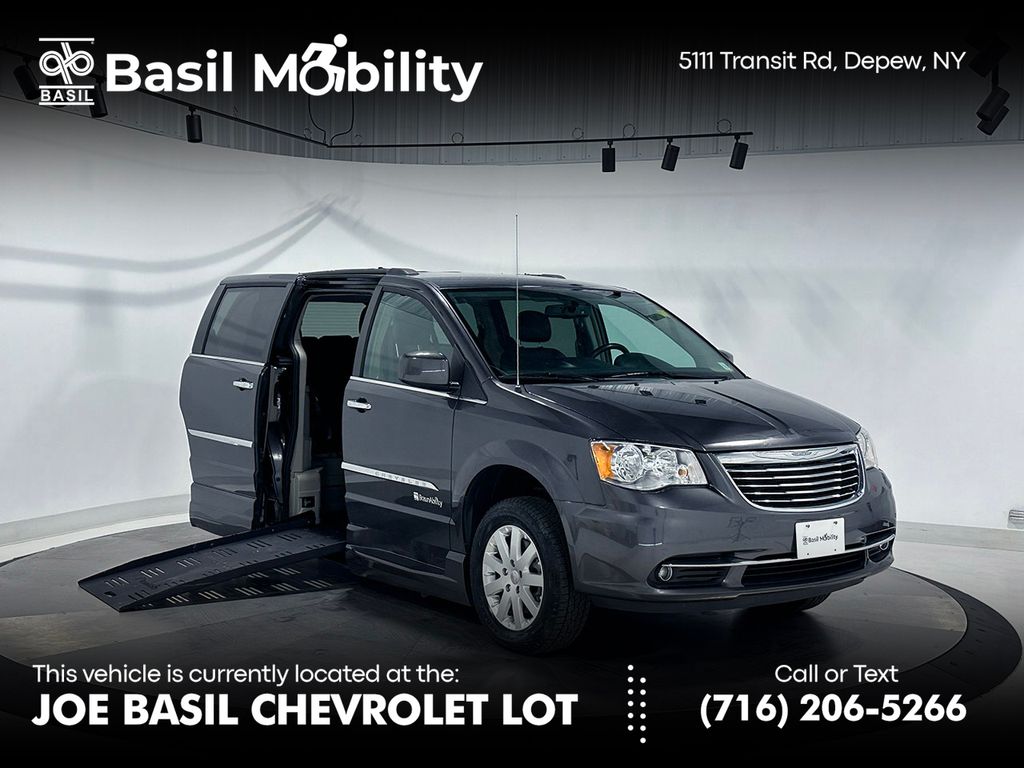 2016 Chrysler Town & Country Touring FWD