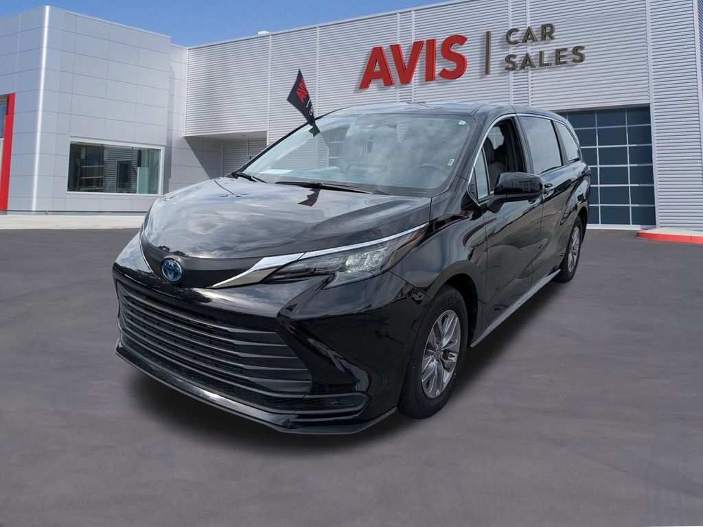 2025 Toyota Sienna LE 8-Passenger FWD