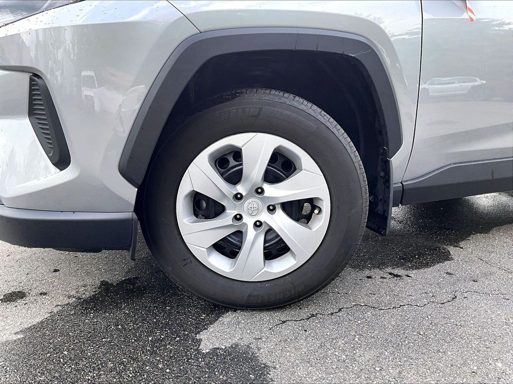 2025 Toyota RAV4 — photo 4