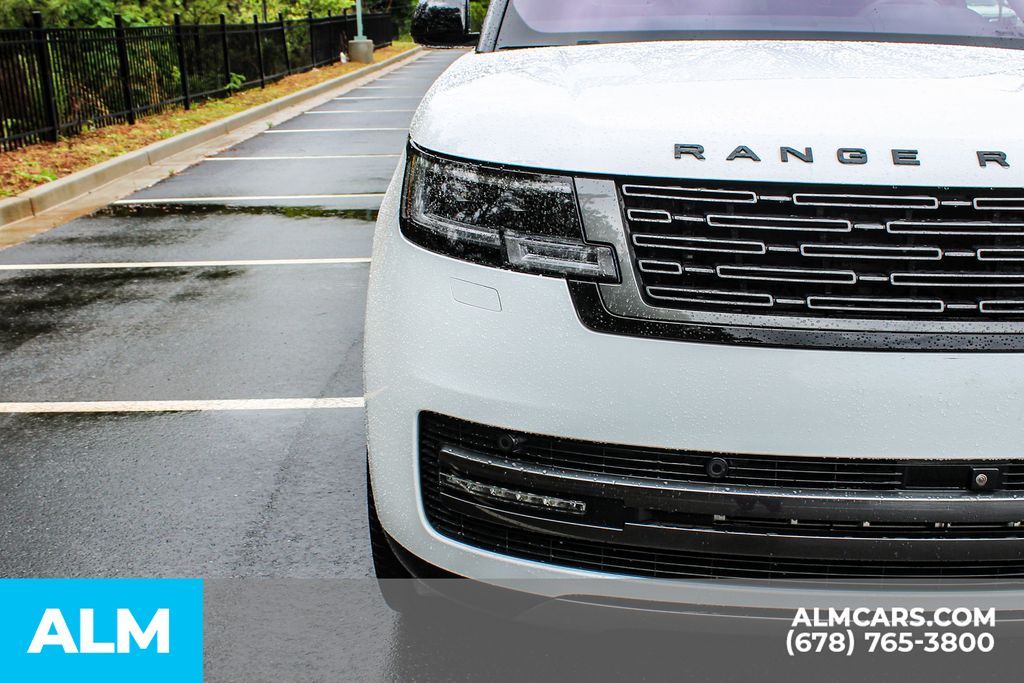 Used 2023 White Land Rover SE image 12