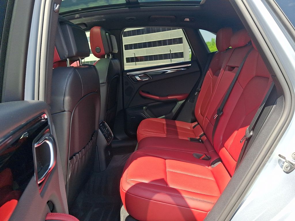 Thumbnail: 2026 Porsche Macan - 12