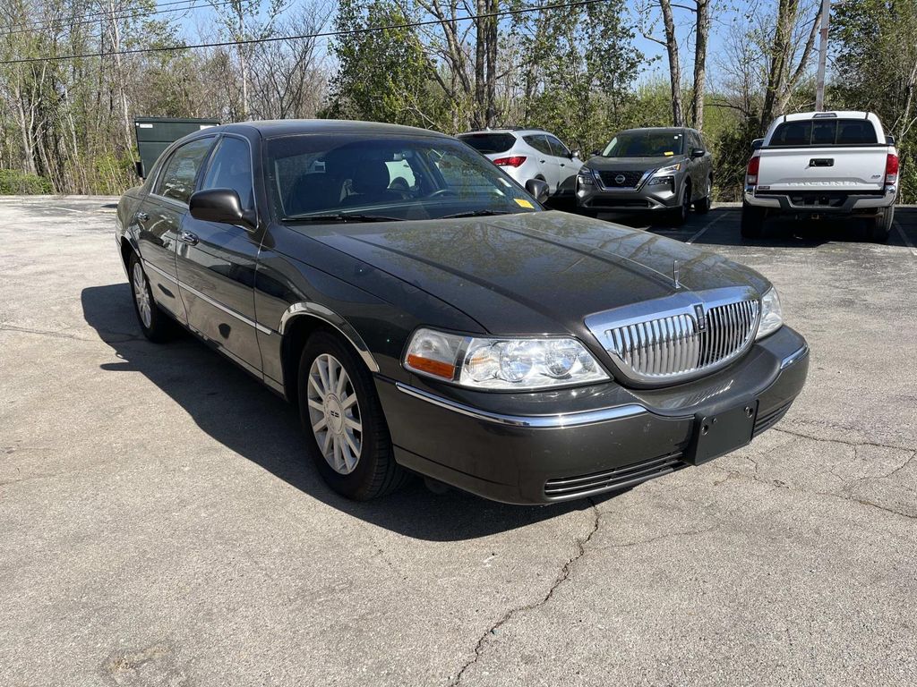 Gray 2006 Lincoln Town Car Signature Sedan Rear-Wheel Drive 4-Speed Automatic Overdrive