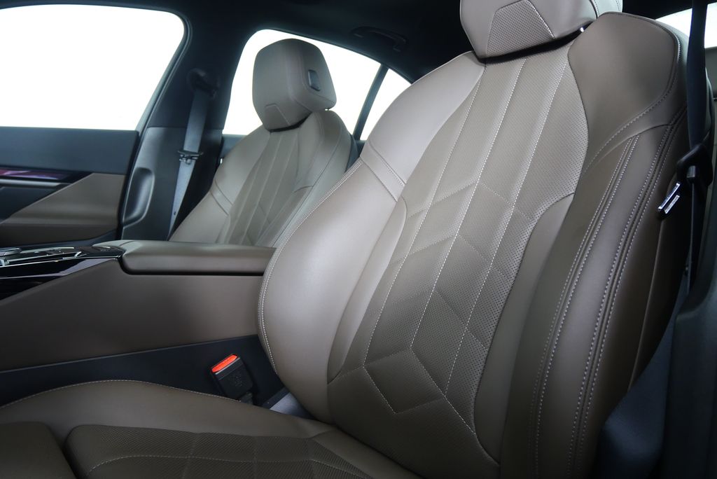 Thumbnail: 2025 BMW 5 Series - 12