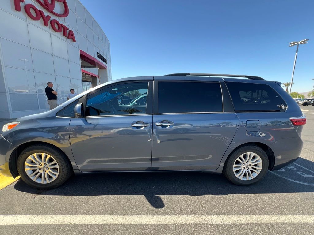 2016 Toyota Sienna XLE 10
