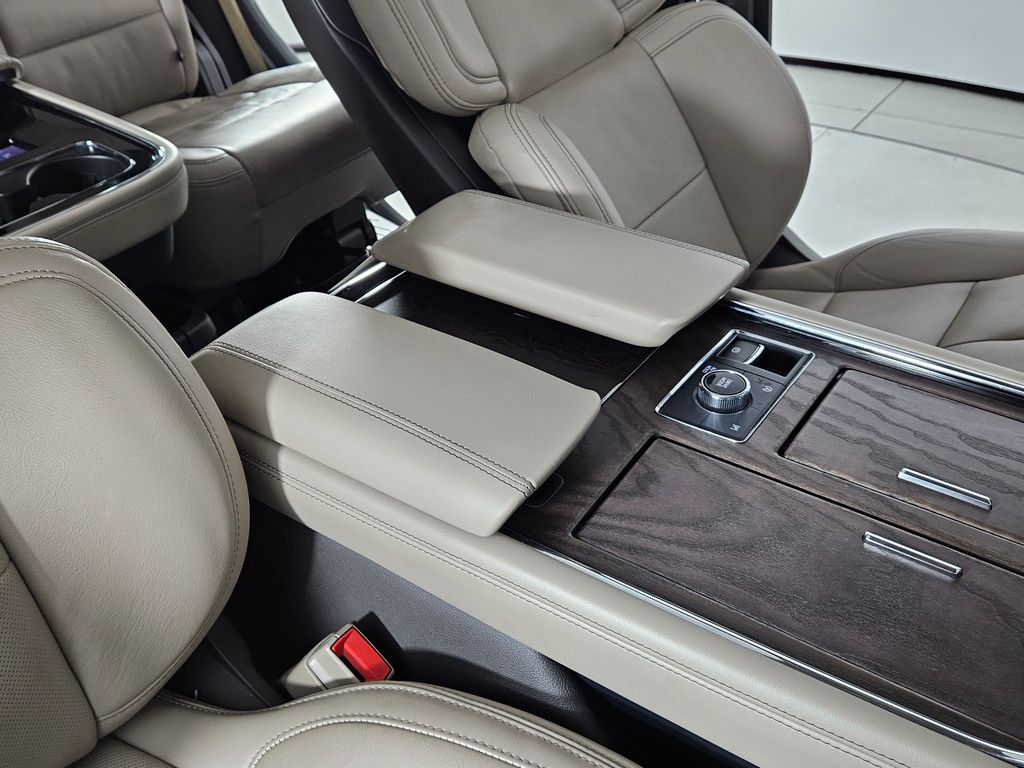 Thumbnail: 2022 Lincoln Navigator - 16