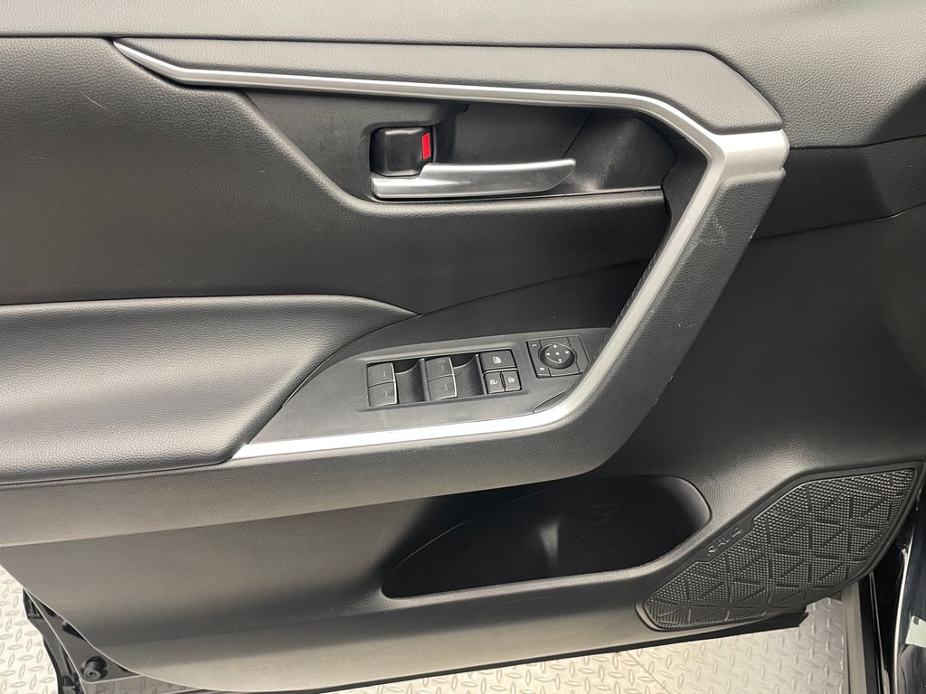 2023 Toyota RAV4 XLE 9