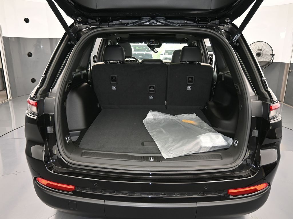 New 2025 Diamond Black Crystal Pearlcoat Jeep Limited image 33