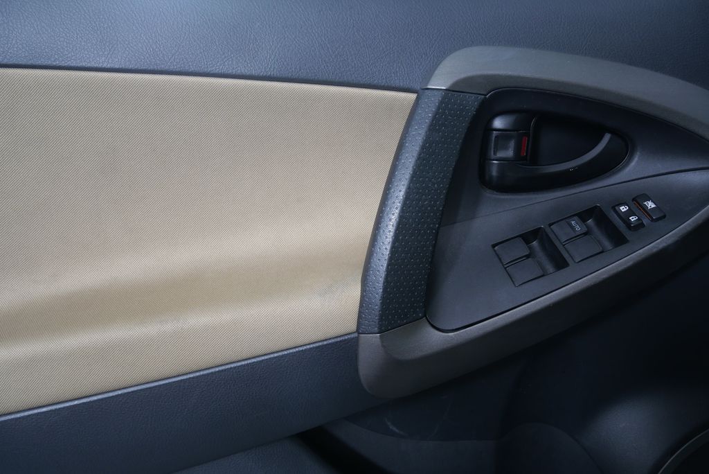 2011 Toyota RAV4  7