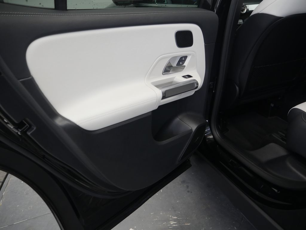 Thumbnail: 2022 Mercedes-Benz GLB - 20