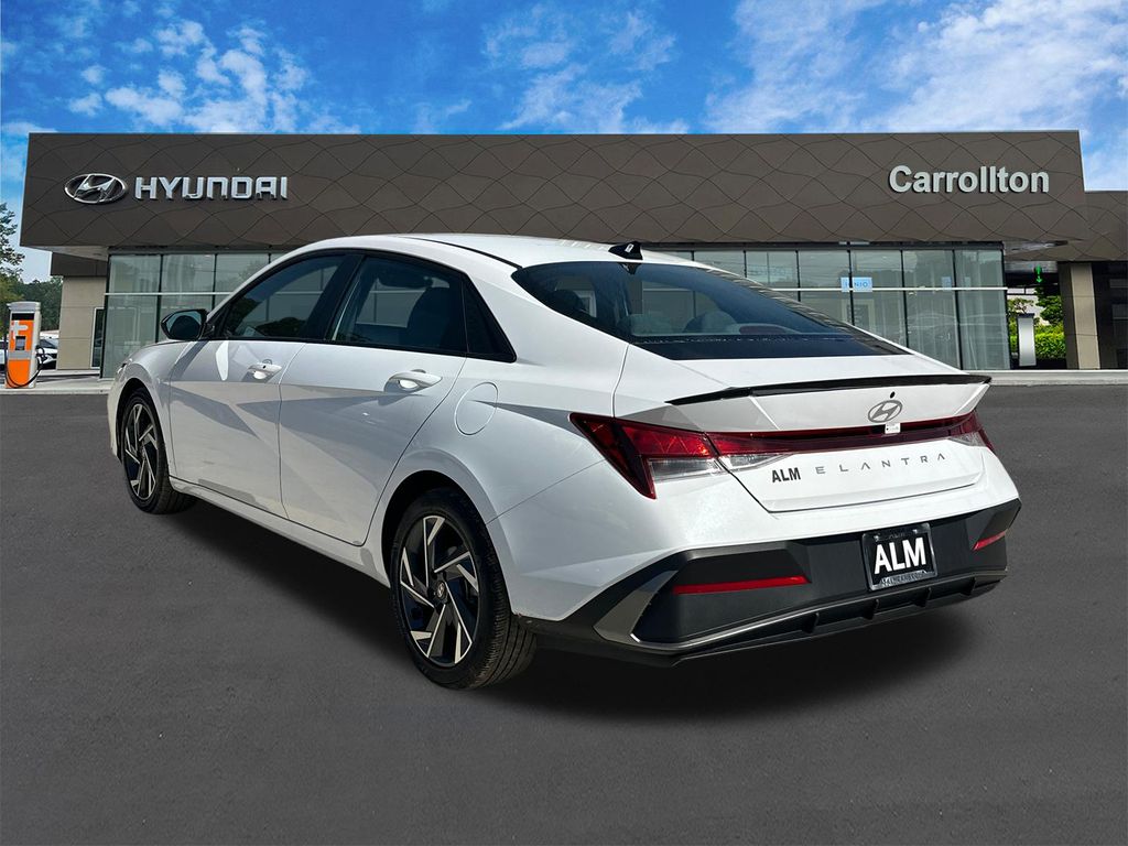 Used 2025 White Hyundai SEL Sport image 7