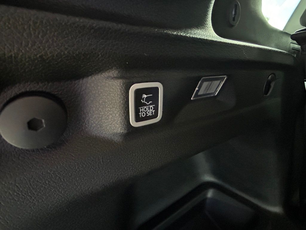 Used 2023 Diamond Black Crystal Pearlcoat Jeep Limited image 35