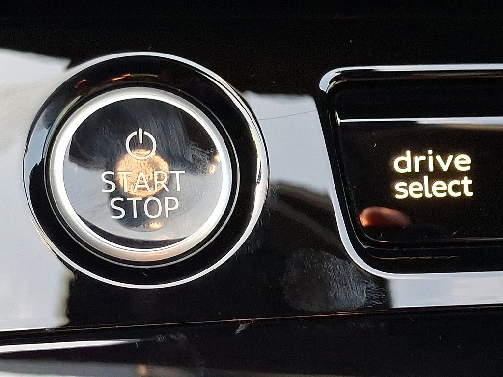 Thumbnail: 2025 Audi Q6 e-tron - 23