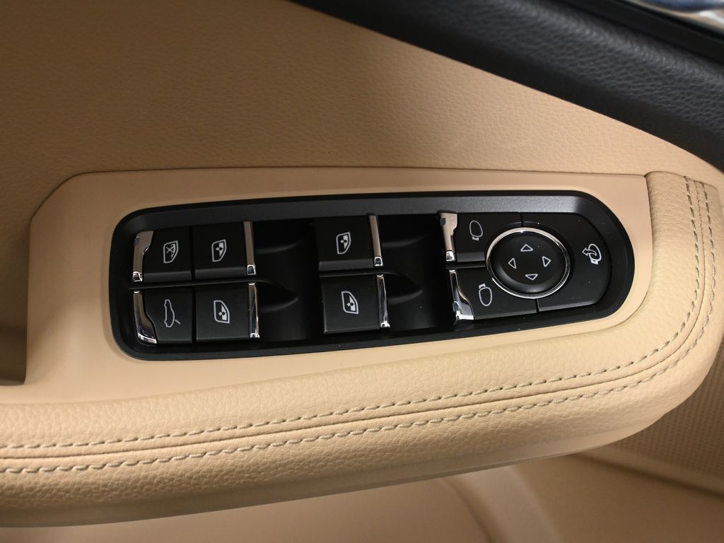 Thumbnail: 2025 Porsche Macan - 32