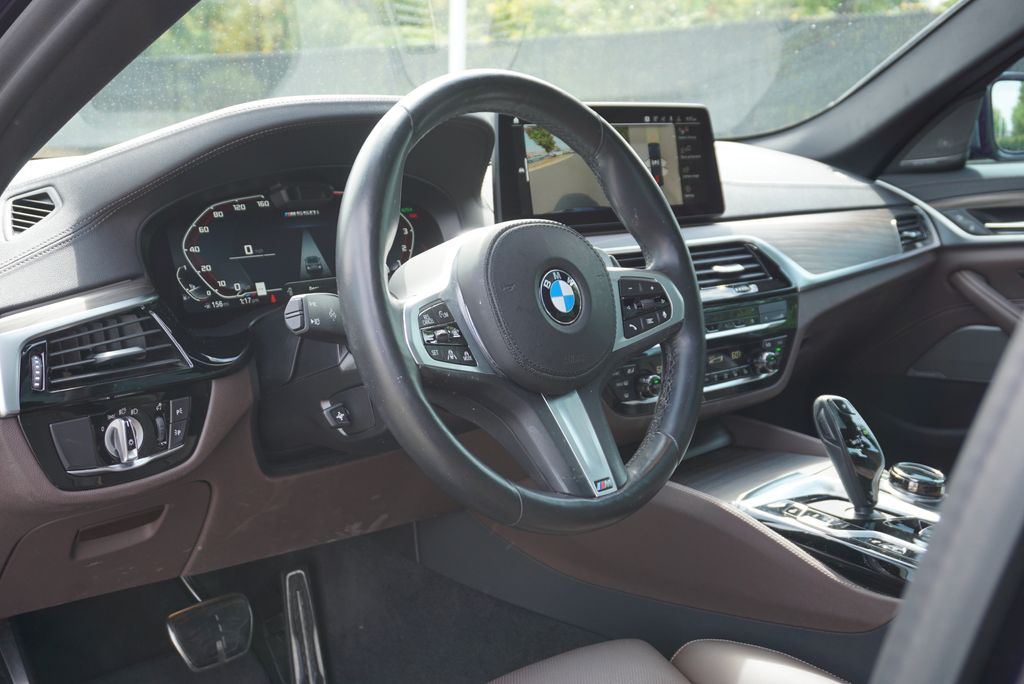 Thumbnail: 2021 BMW 5 Series - 10