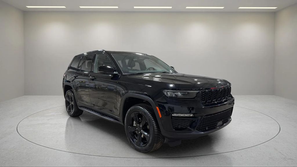 Used 2024 Diamond Black Crystal Pearlcoat Jeep Limited image 3