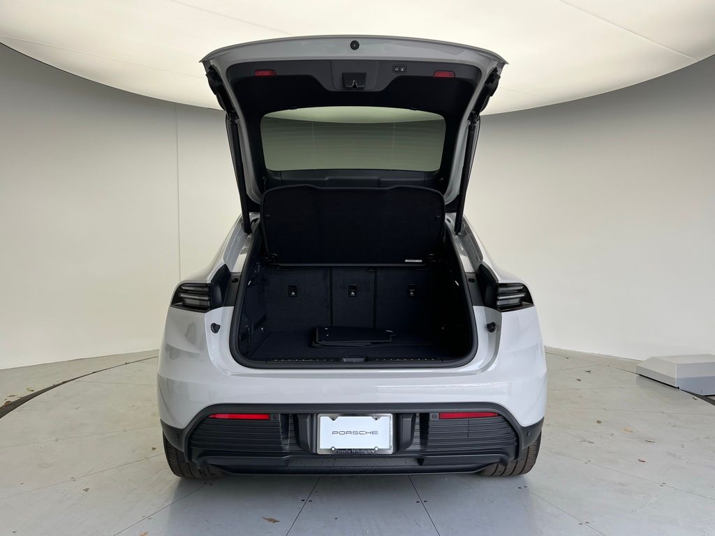 Thumbnail: 2026 Porsche Macan - 20