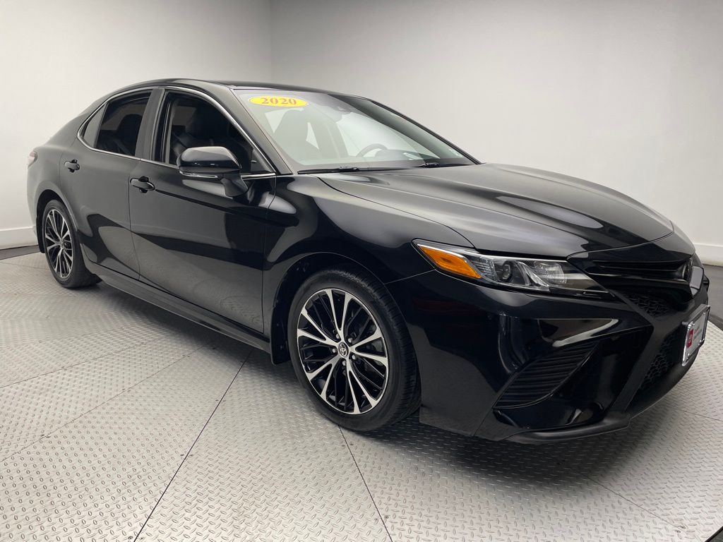 2020 Toyota Camry SE 3