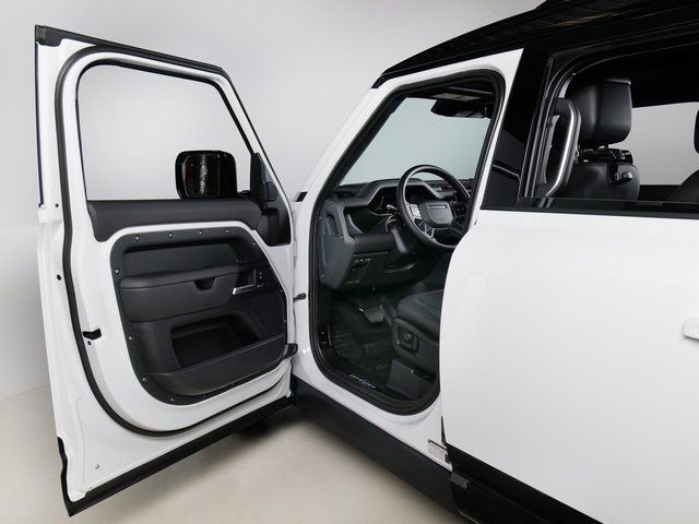 New 2026 White Land Rover X-Dynamic SE image 25