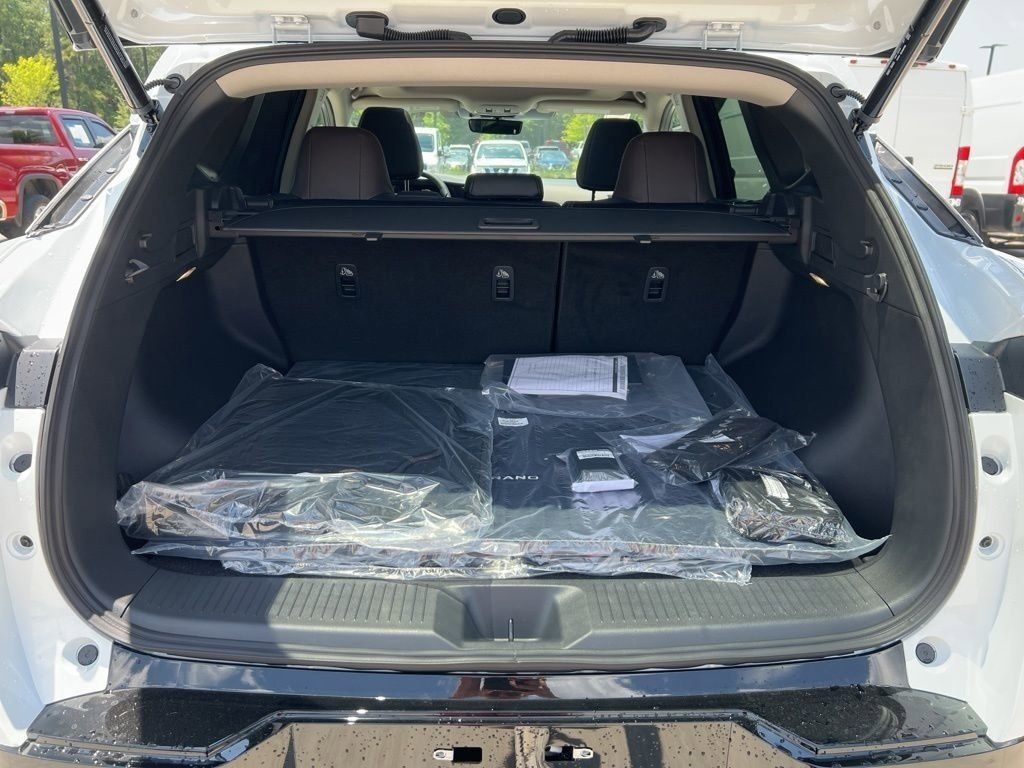 2025 Everest White Pearl Tricoat Nissan Murano Platinum AWD SUV