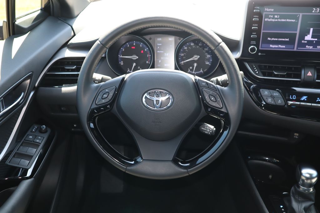 2022 Toyota C-HR XLE 10