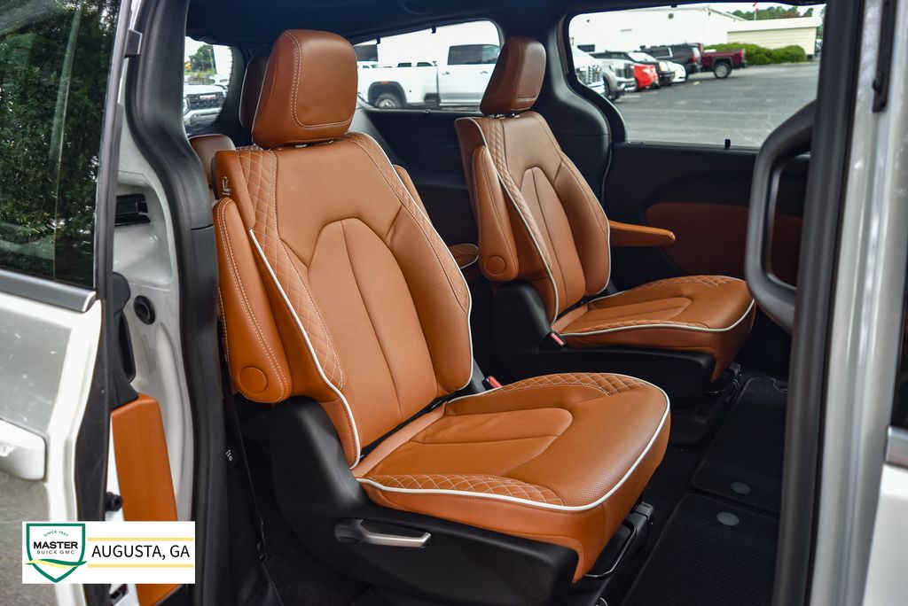 Used 2025 Chrysler Pacifica Van