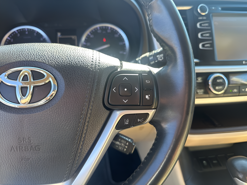 Used Car 2019 Toyota Highlander  Xle For Sale Under $25,000 In Austin, Texas