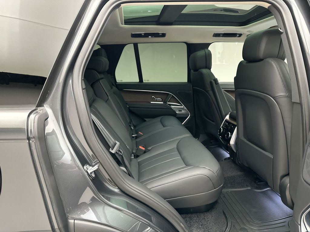 2025 Land Rover Range Rover SE 7