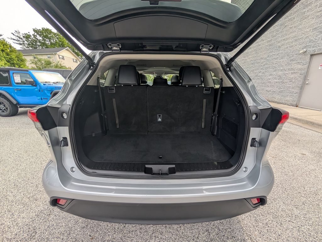 Used 2025 Silver Toyota XLE image 5