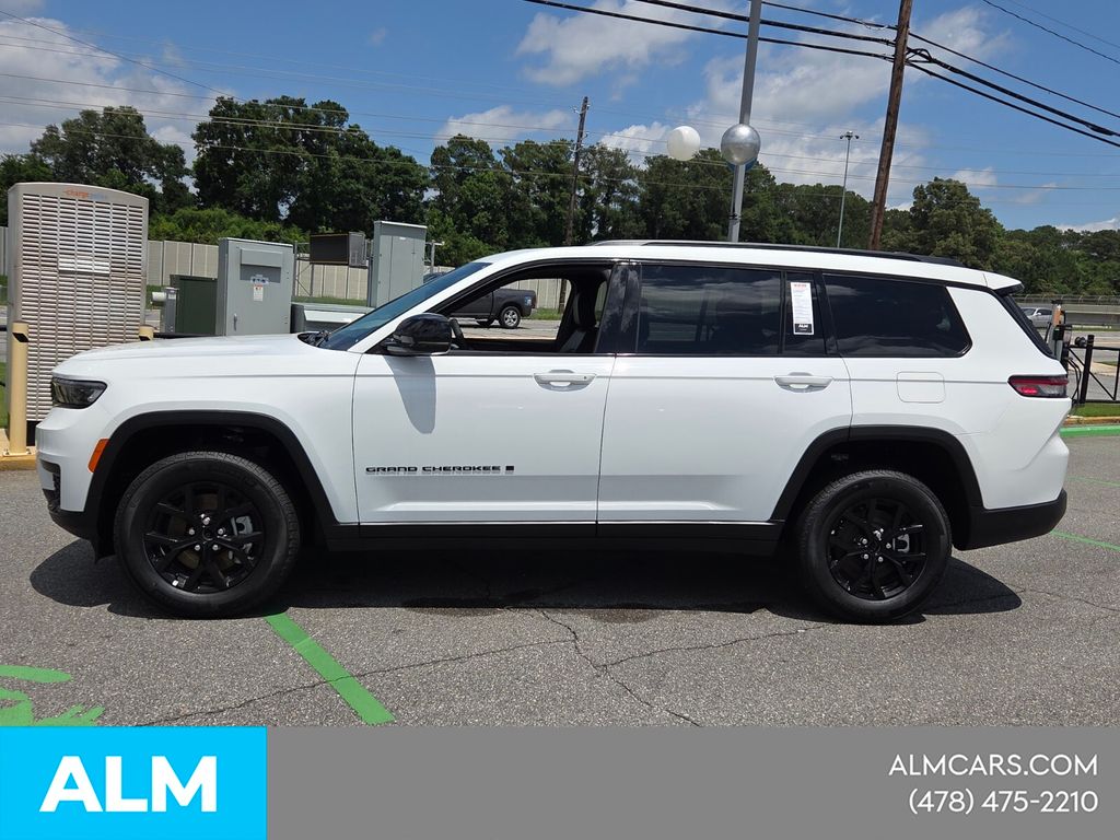 Used 2025 White Jeep Altitude X image 5
