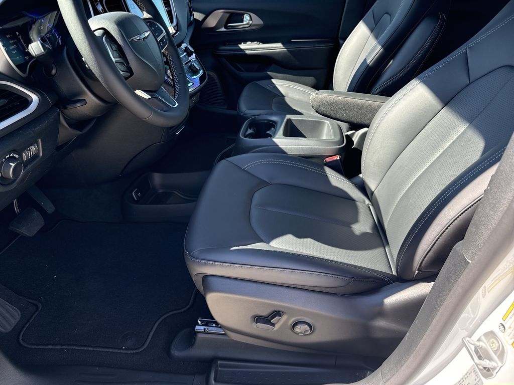 2026 Chrysler Voyager LX - 11