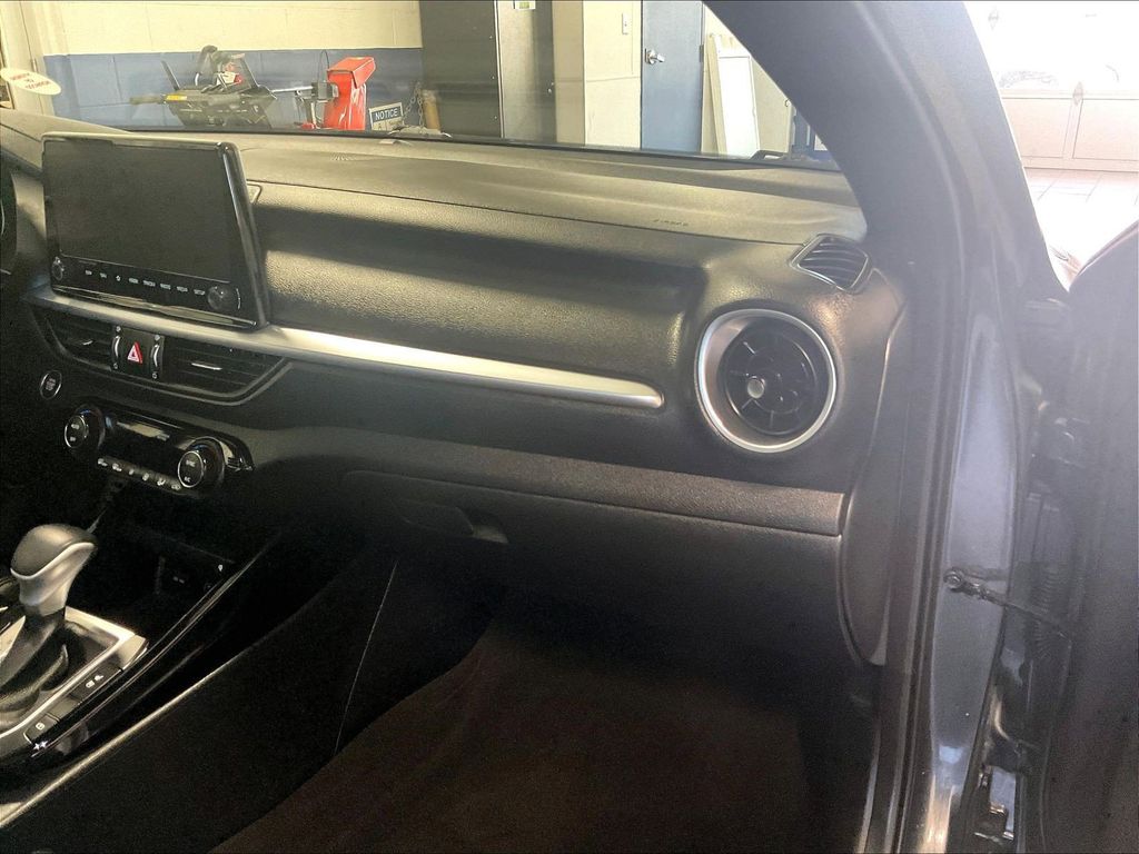 2024 Kia Forte — photo 13