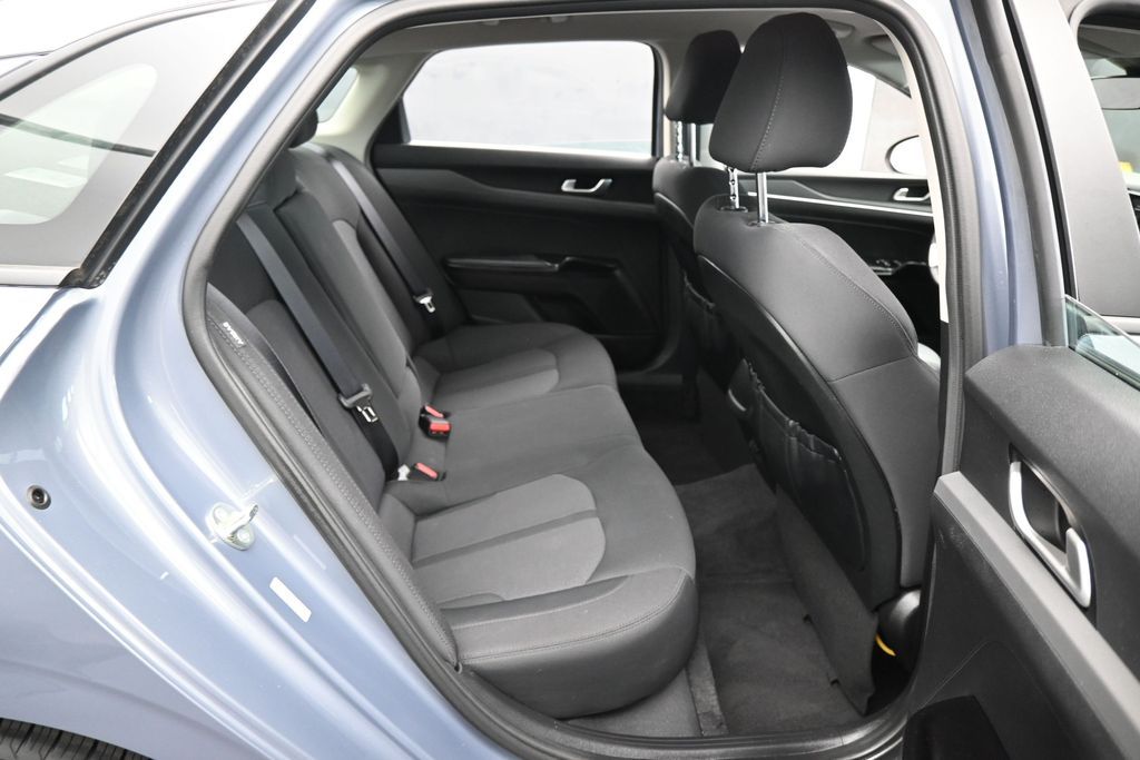Used 2024 Everlasting Silver Kia LXS image 32