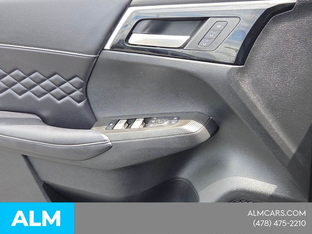 Used 2024  Mitsubishi SEL image 28