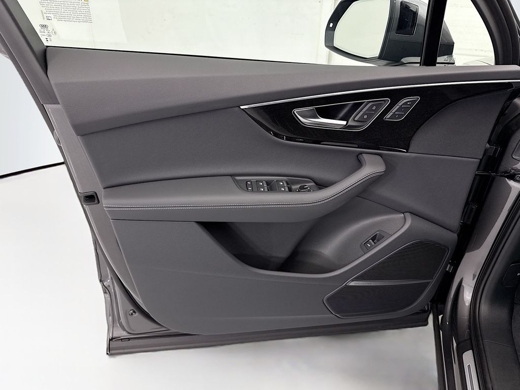 Thumbnail: 2026 Audi Q7 - 25