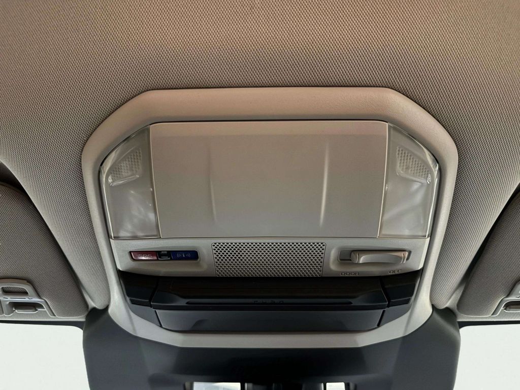 Used 2024 Ice Silver Metallic Subaru Limited image 21