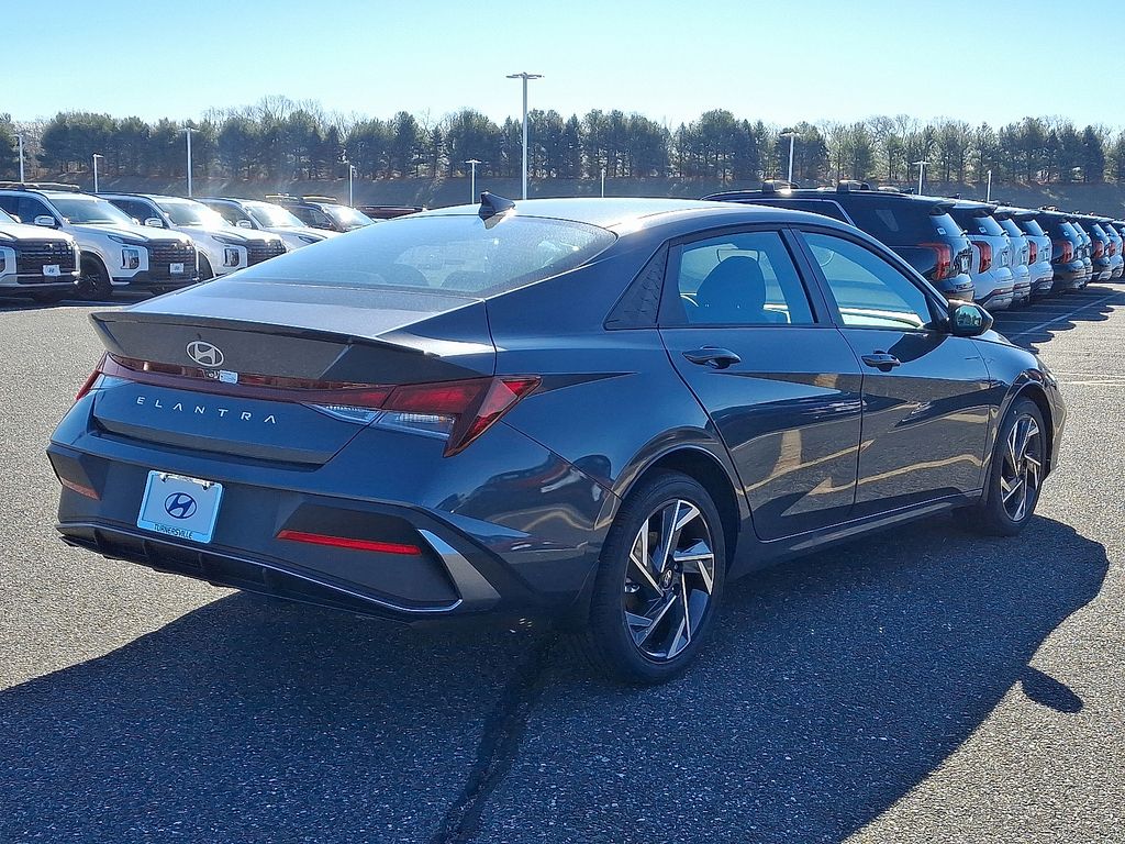 2025 Hyundai Elantra Sport 4