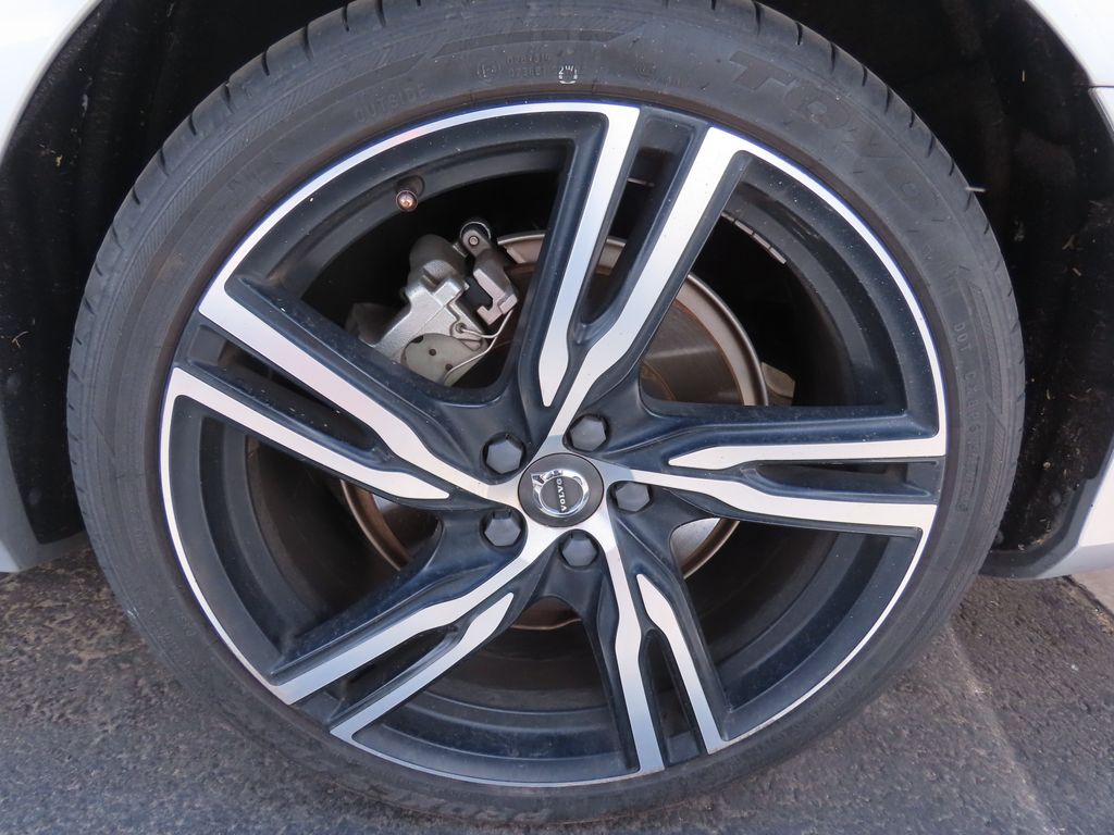 Thumbnail: 2019 Volvo V90 - 16