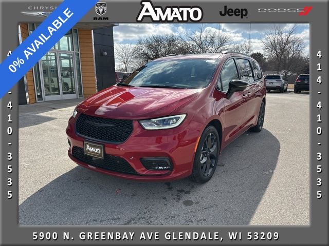 Red Hot Pearlcoat 2026 Chrysler Pacifica Minivan Front-Wheel Drive 9-Speed Automatic