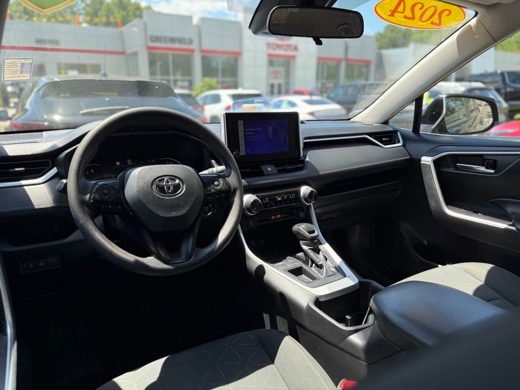 2024 Toyota RAV4 XLE - Photo 15