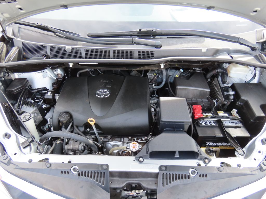 2020 Toyota Sienna LE 28