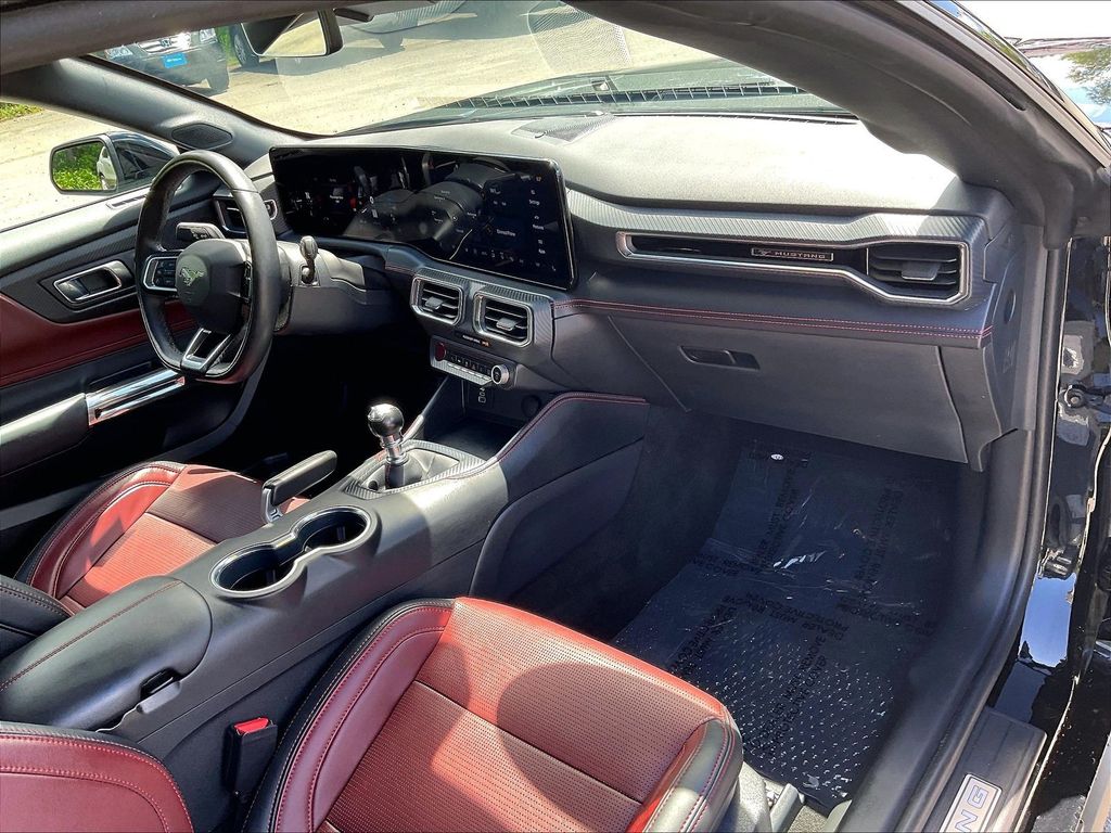 2025 Ford Mustang — photo 14