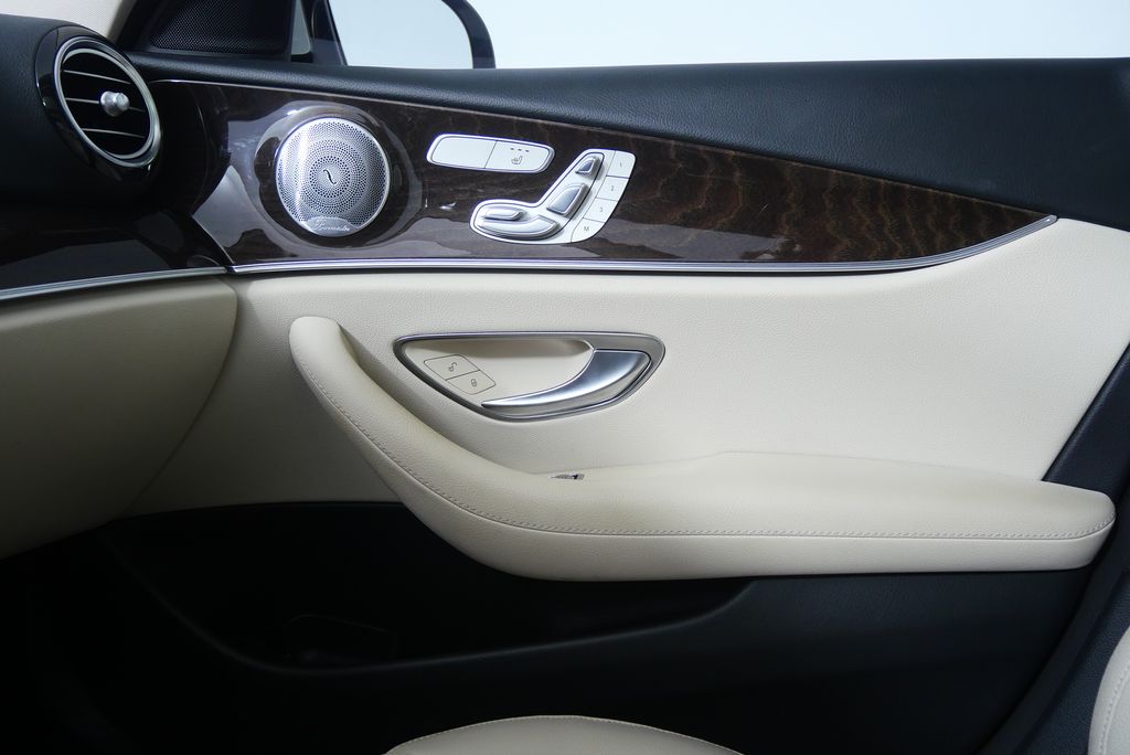 Thumbnail: 2020 Mercedes-Benz E-Class - 26