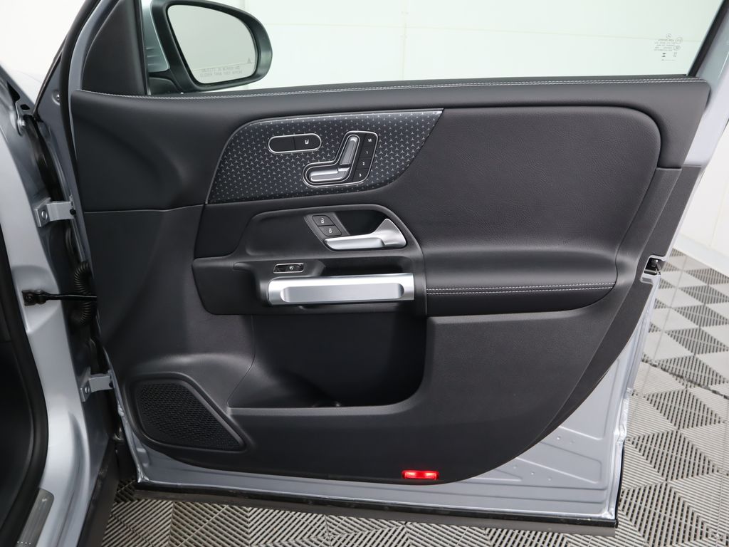 2025 Mercedes-Benz GLB 250 25